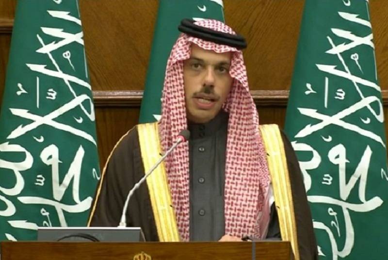 وزير الخارجية السعودي الأمير فيصل بن فرحان ملقيا كلمته في المؤتمر الصحفي المشترك مع نظيره الأردني أيمن الصفدي (التلفزيون الأردني)