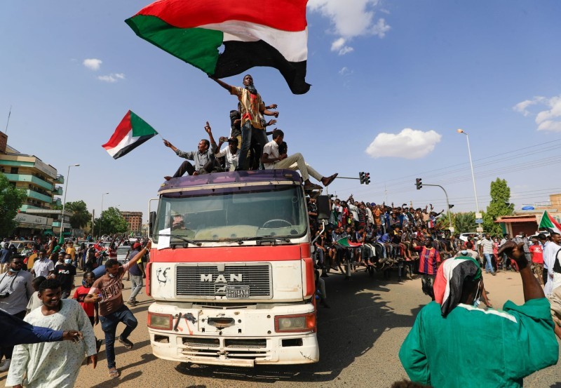 متظاهرون سودانيون.