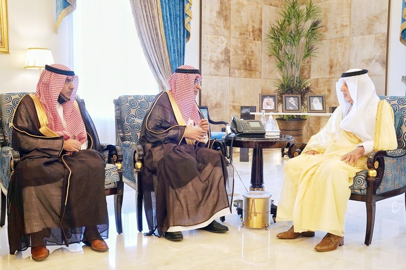 



أمير مكة المكرمة مستمعاً إلى شرح عن أعمال شركة مطارات جدة.