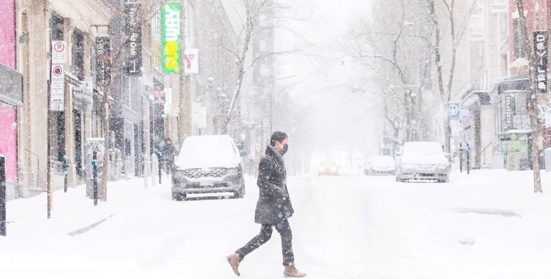 



شخص وحيد يمشي تحت الثلج في أحد شوارع كويبك الخاضعة للإغلاق. (وكالات)