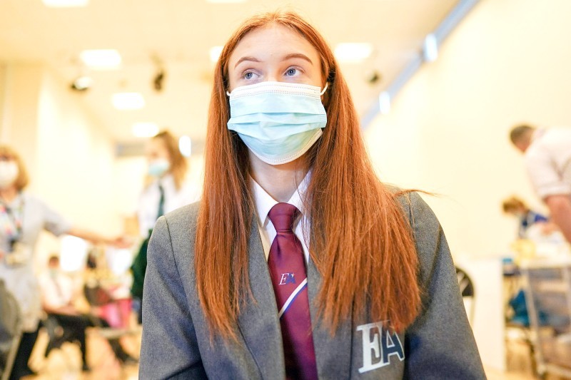 



طالبة 
بريطانية 
تنتظر بعد حصولها على اللقاح في نيوكاسل أبون تاين. (وكالات)