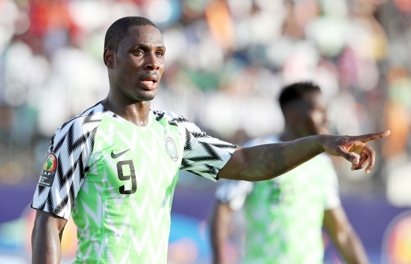 أوديون إيغالو بقميص منتخبه نيجيريا خلال مواجهة في كأس الأمم الأفريقية 2019 أمام غينيا.