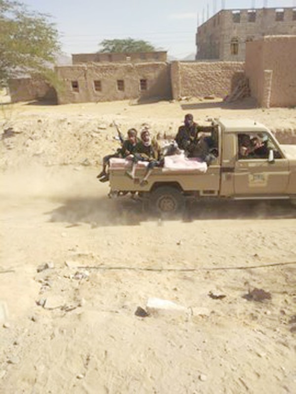 قوات من ألوية العمالقة تقتحم وسط مدينة النقوب أمس. (إعلام الجيش اليمني)