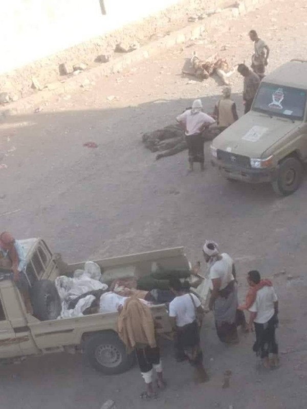 قوات حكومية ومدنيون ينتشلون جثث قتلى المليشيا من الطرقات.