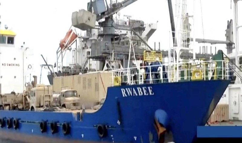 صور وفيديوهات تثبت تخطيط المليشيا الحوثية لاختطاف السفينة. (تصوير: عبدالعزيز اليوسف)