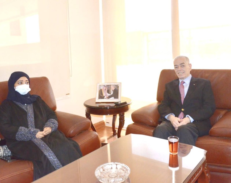 السفير الأردني الكايد خلال لقائه الزميلة أمل السعيد. (تصوير: عبدالعزيز اليوسف)