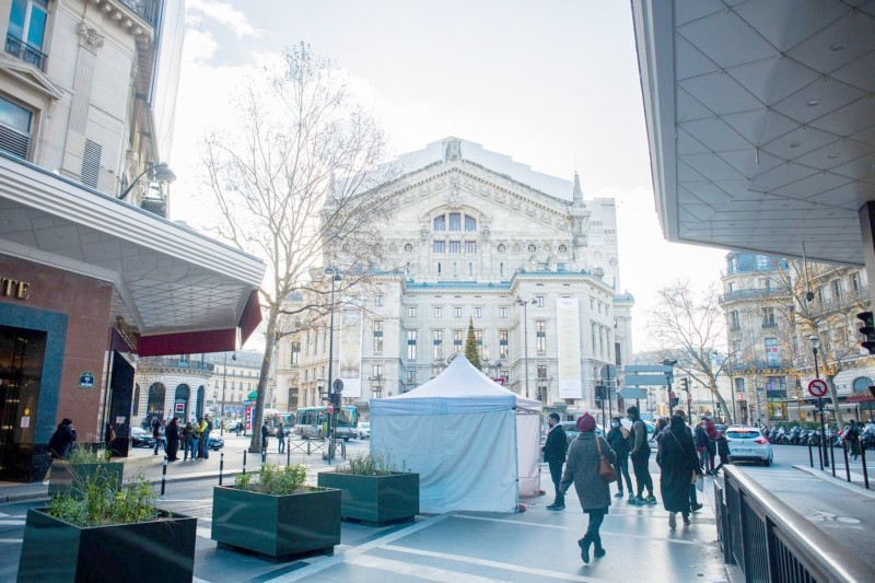 



خيمة تطعيم قرب متجر لافاييت الباريسي الشهير. (وكالات)