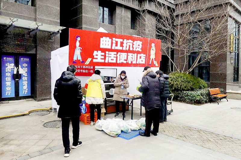 «بسْطة» لبيع الأغذية بمدينة كيشيان الصينية المغلقة. (وكالات)