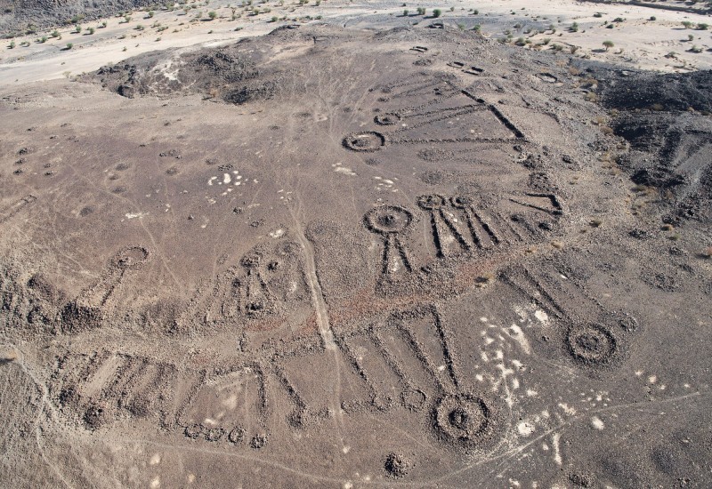 «ممر جنائزي» كثيف محاط بمقابر تعود للعصر البرونزي ويؤدي إلى خارج واحة الوادي قرب خيبر في شمال غرب السعودية.
