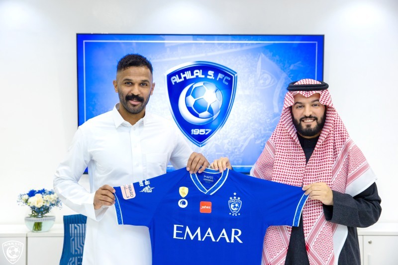 



العويس مع رئيس الهلال فهد بن نافل بعد مراسم التوقيع.