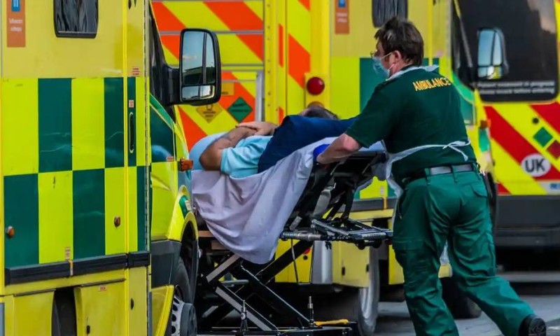 سيارة إسعاف تنقل مريضاً للمستشفى الملكي في لندن. (وكالات)