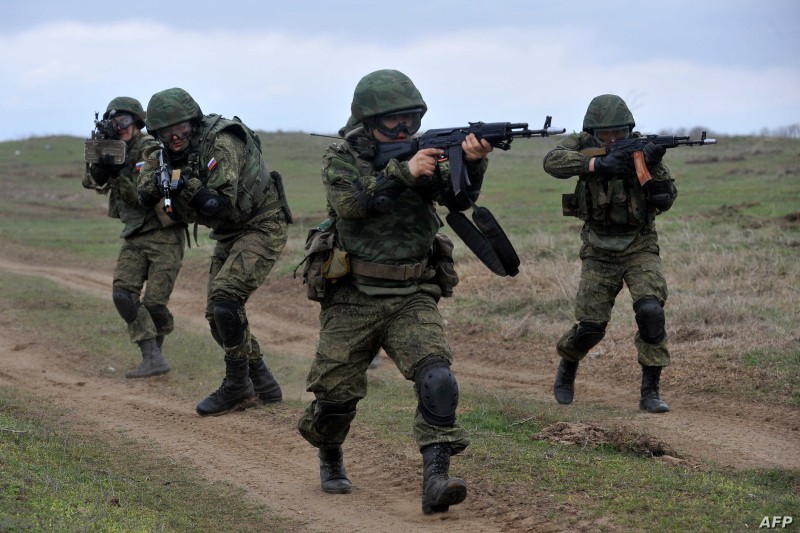  قوات روسية على الحدود الأوكرانية .