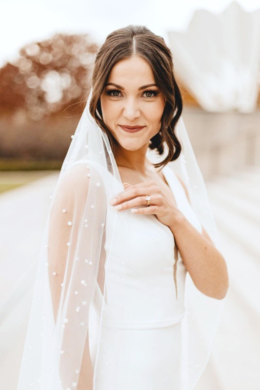 



     فستان زفاف بسيط يبرز الجمال .