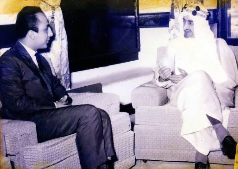  الملك فيصل بن عبدالعزيز يتحدث للكاتب سمير عطاالله.