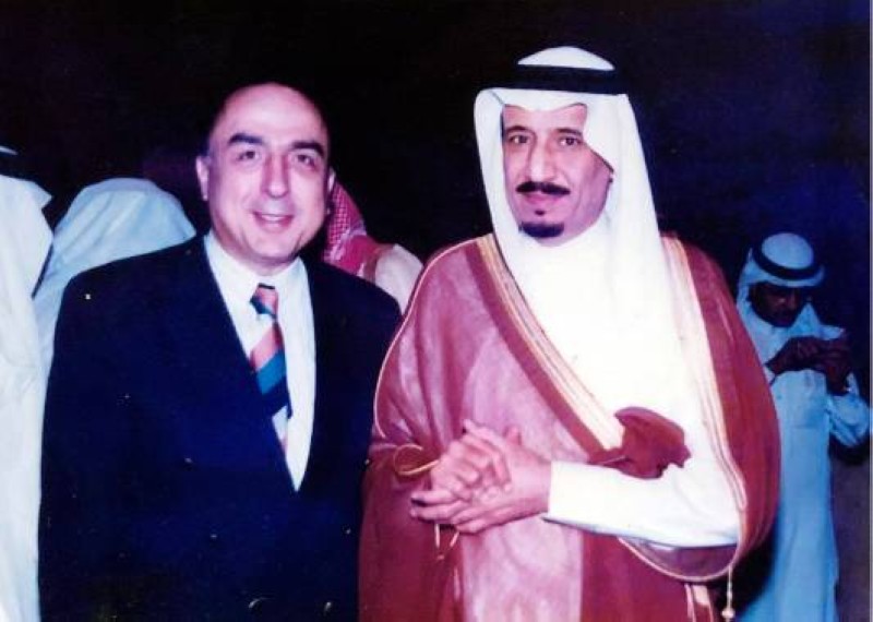.. وصورة أخرى تجمعه بخادم الحرمين الشريفين الملك سلمان بن عبدالعزيز.