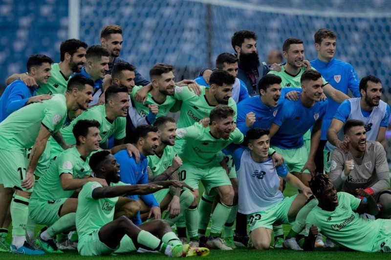 فرحة لاعبي أتليتك بلباو بعد فوزهم  على  أتليتكو مدريد في نصف نهائي كأس السوبر الإسباني.