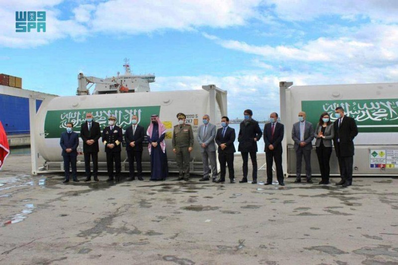 صورة تذكارية مع حاويات الأوكسجين السائل التي قدمتها السعودية لدعم تونس لمكافحة انتشار كورونا (واس)