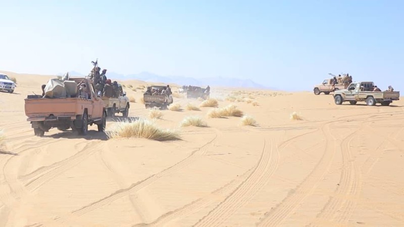 قوات الجيش الوطني تلاحق المليشيا في صحراء مأرب.