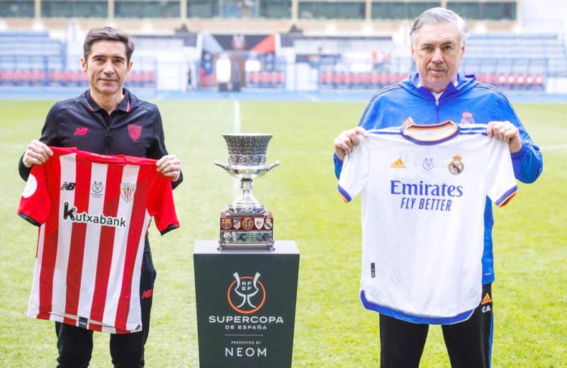 



إنشيلوتي وغارسيا تورال وبينهما كأس السوبر الإسباني.
