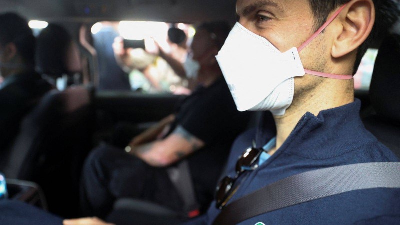نجم التنس الصربي نوفاك ديوكوفيتش يركب سيارة أثناء مغادرته مرفق احتجاز حكومي قبل حضور جلسة الاستماع في ملبورن- أستراليا. (AFP)