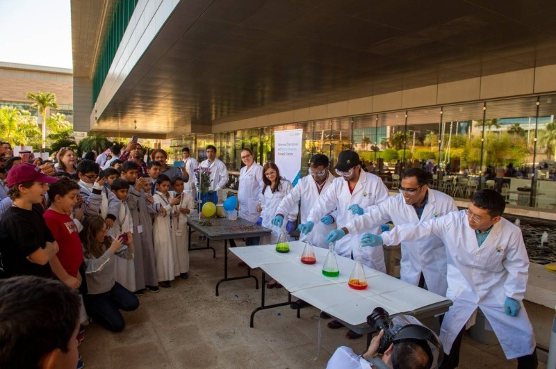 من فعاليات المهرجان العلمي لجامعة الملك عبد الله للعلوم والتكنولوجيا (كاوست) على شاطئ ثول