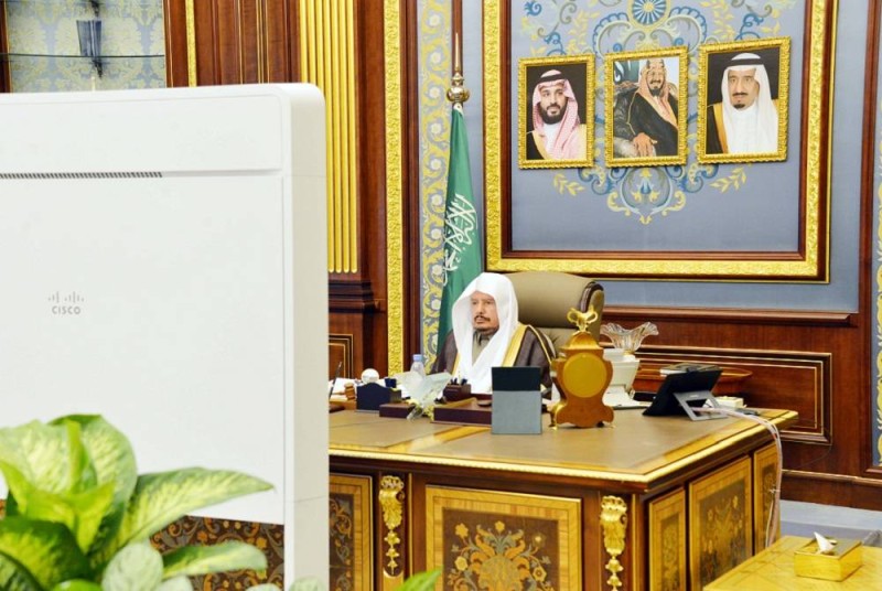 رئيس مجلس الشورى الشيخ الدكتور عبدالله آل الشيخ مترئسا جلسة المجلس الشورى التي عقدت اليوم (الاثنين) عبر الاتصال المرئي (مجلس الشورى)