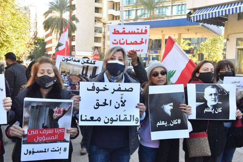  أهالي ضحايا المرفأ يحتجون أمام وزارة العدل في بيروت.