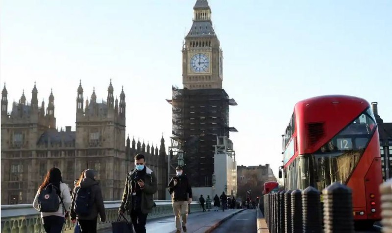 بدأت لندن تستعيد زحمة شوارعها وحافلاتها. (وكالات)