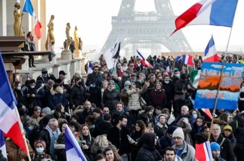



.. وفي 
فرنسا مواجهات غاضبة ضد سياسات ماكرون الصحية. (وكالات)