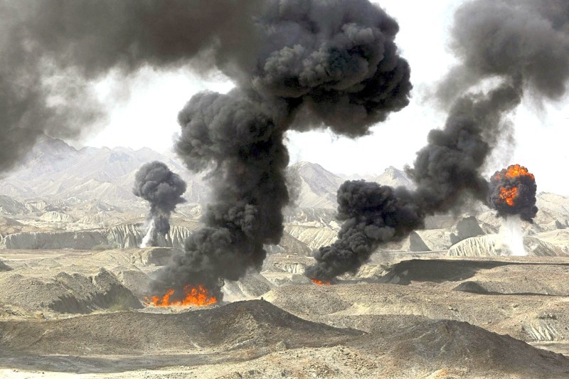 



الدخان يتصاعد إثر تفجيرات استهدفت مواقع غرب إيران أمس الأول.