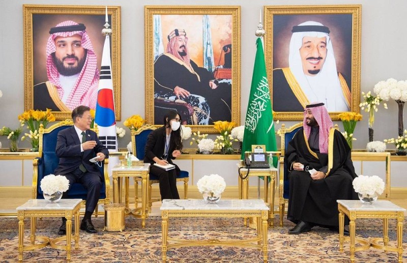 ولي العهد الأمير محمد بن سلمان مستقبلا الرئيس الكوري في صالة التشريفات بمطار الرياض (واس)