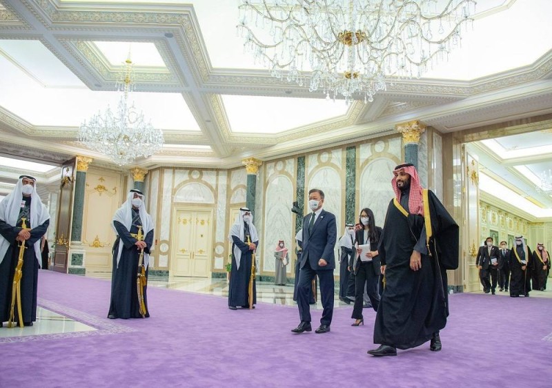 ولي العهد الأمير محمد بن سلمان مستقبلا الرئيس الكوري في قصر اليمامة (واس)