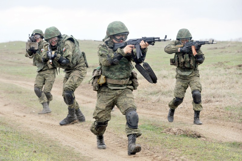 



قوات عسكرية روسية على الحدود الأوكرانية.