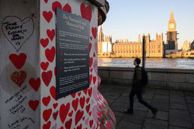 



النصب التذكاري لضحايا الوباء مقابل البرلمان في لندن. (وكالات)
