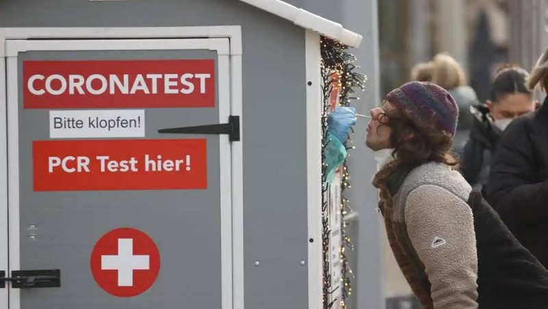 فحص رجل أمام كابينة صحية في وسط برلين. (وكالات)