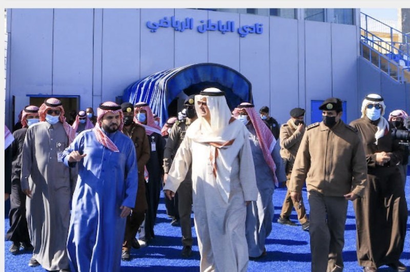 الأمير منصور بن محمد آل سعود خلال زيارته  نادي الباطن