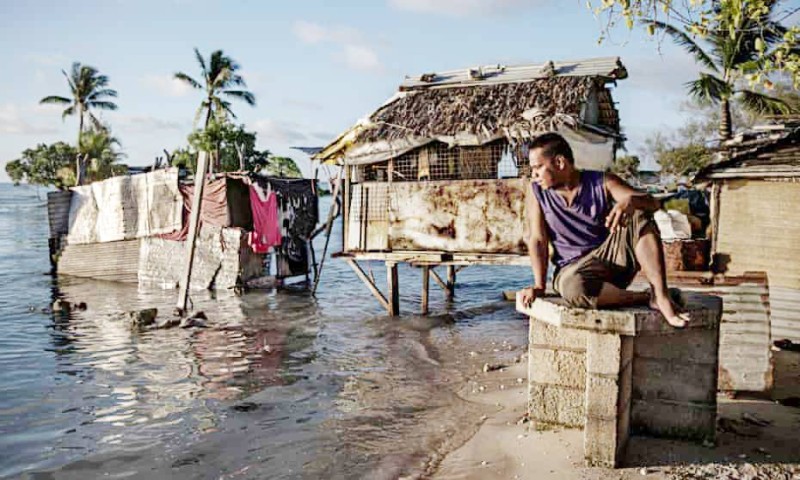 



أحد سكان كيريباتي ينظر إلى كوخه. (وكالات)