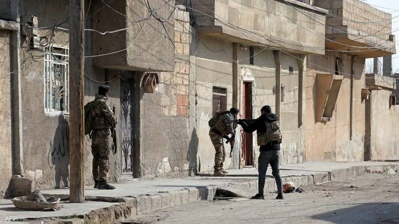 قوات أمن كردية أثناء ملاحقة عناصر داعش داخل الحسكة.