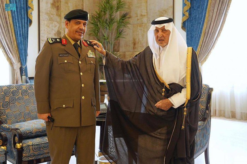 الأمير خالد الفيصل مقلداً الحماد رتبته الجديدة. (واس)