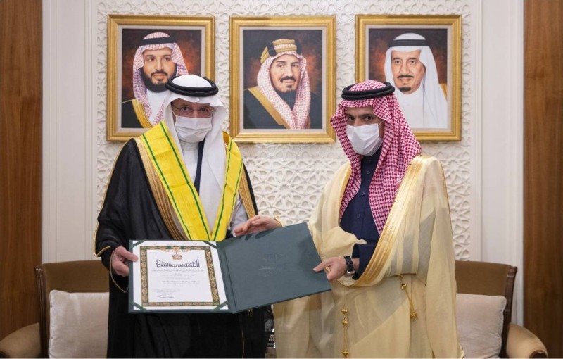 إنفاذاً لأمر الملك.. وزير الخارجية يسلّم العثيمين وشاح الملك عبدالعزيز من الطبقة الثانية