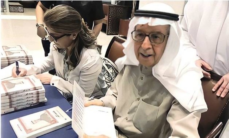حمزة عباس خلال تدشين وتوقيع كتابه عام 2016.