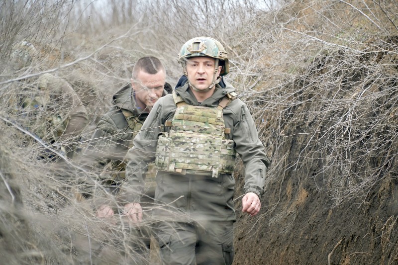 



 رئيس أوكرانيا فلاديمير زيلينسكي في زيارة سابقة لقوات بلاده على الحدود مع روسيا.