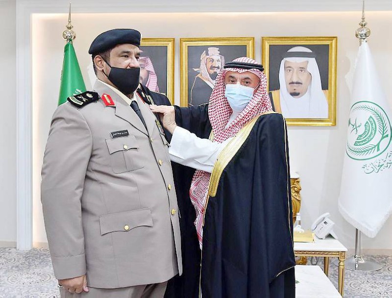 



الأمير جلوي بن عبدالعزيز مقلّداً القرني رتبته الجديدة. (واس)