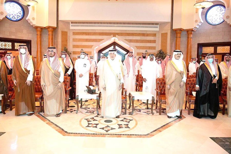 



 أمير مكة خلال إطلاقه المنظومة الإلكترونية للإمارة.