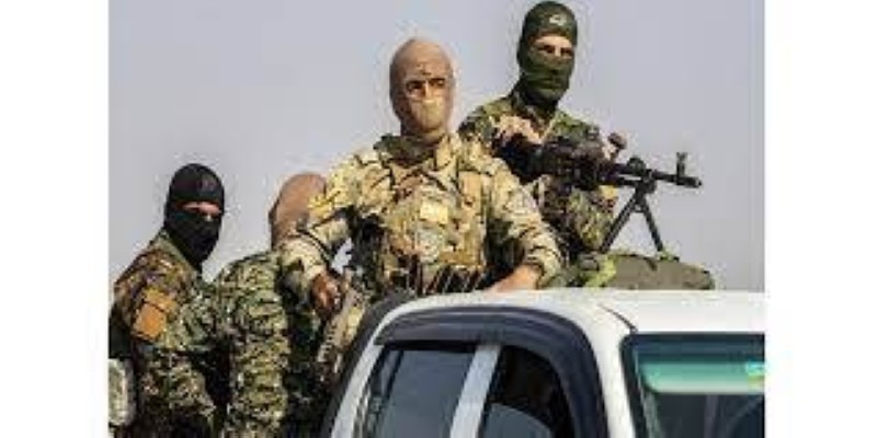 مسلحون من قوات سورية الديمقراطية .
