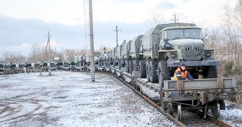 



عربات عسكرية روسية محملة على قطار تصل إلى بيلاروسيا.