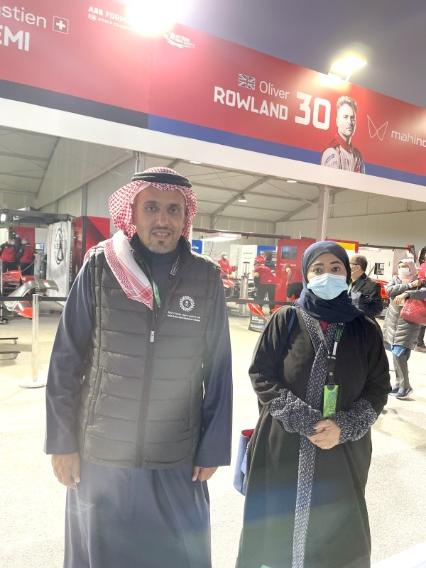 



الأمير خالد بن سلطان والزميلة أمل السعيد في حلبة سباق الفورمولا إي.