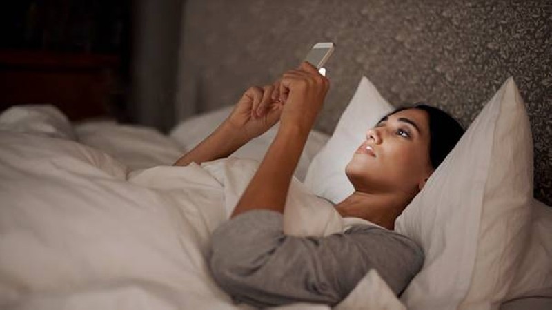 قد يؤدي المشاعر الناتجة عن تصفح وسائل التواصل ليلا من صعوبة النوم