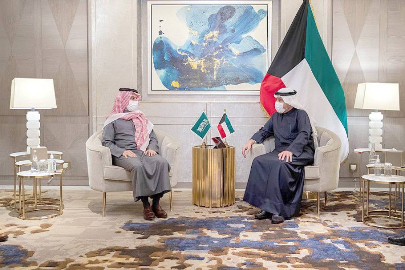 



وزير الخارجية يلتقي وزير خارجية الكويت.