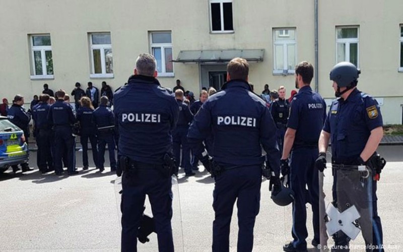 الشرطة الألمانية أثناء تفتيش أحد المواقع للاشتباه بوجود متفجرات.